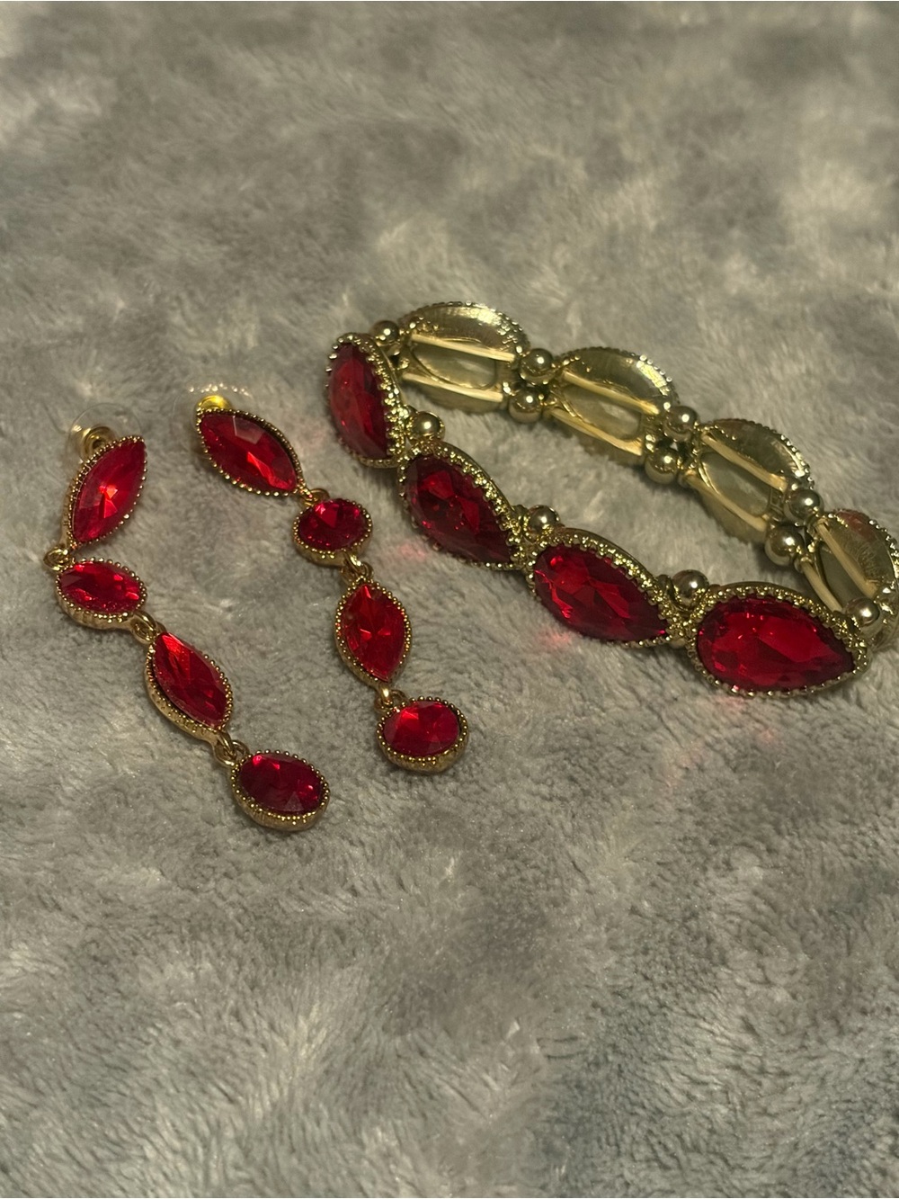 Red Rhinestone Statement Jewelry Set Gold Tone Stretch Bracelet Drop Earrings